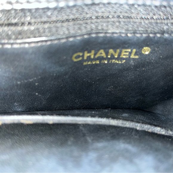 CHANEL Black leather Quilted Leather Medallion Bag - Picture 4 of 11